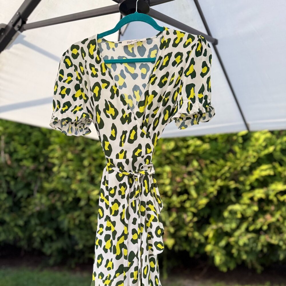 Diane von Furstenberg Leopard Print Wrap Dress – Short Sleeve Mini